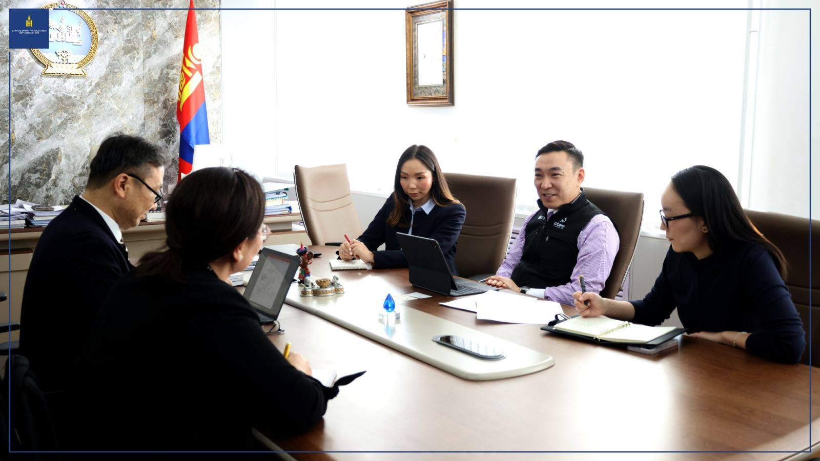 БОУАӨЯ-НЫ ТНБД Ш.БАТБАЯР ДАЯН ДЭЛХИЙН НОГООН ХӨГЖЛИЙН ИНСТИТУТЫН ТӨЛӨӨЛӨГЧДИЙГ ХҮЛЭЭН АВЧ УУЛЗАВ